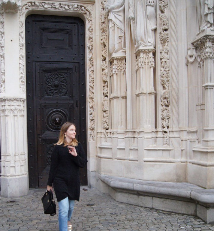 En escarpins dorés à la Cathédrale de Lausanne