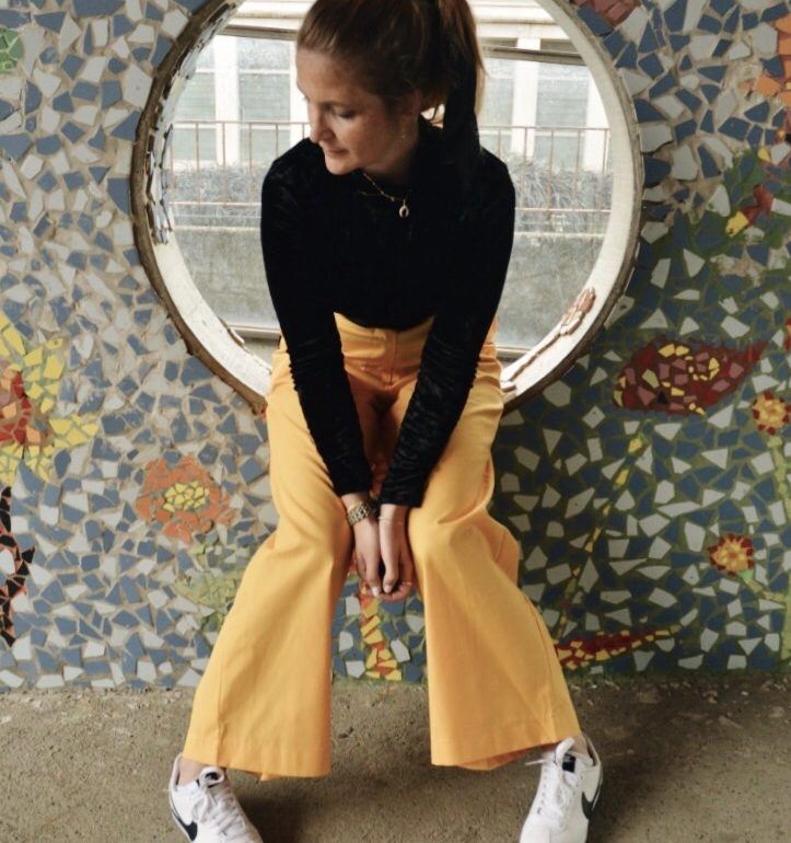 pantalons larges et nike cortez