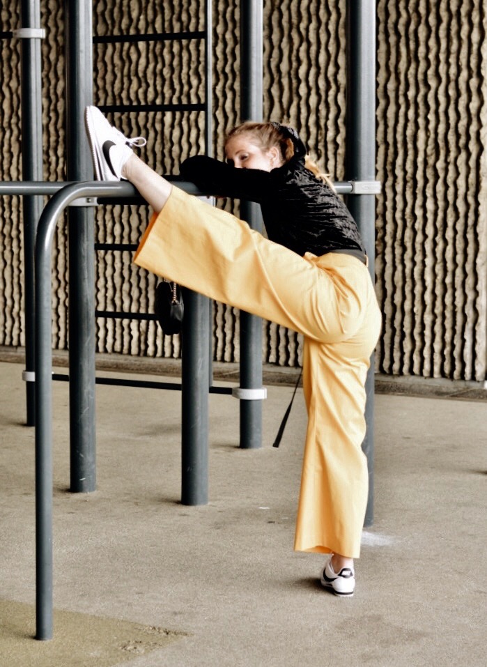 pantalons larges et nike cortez
